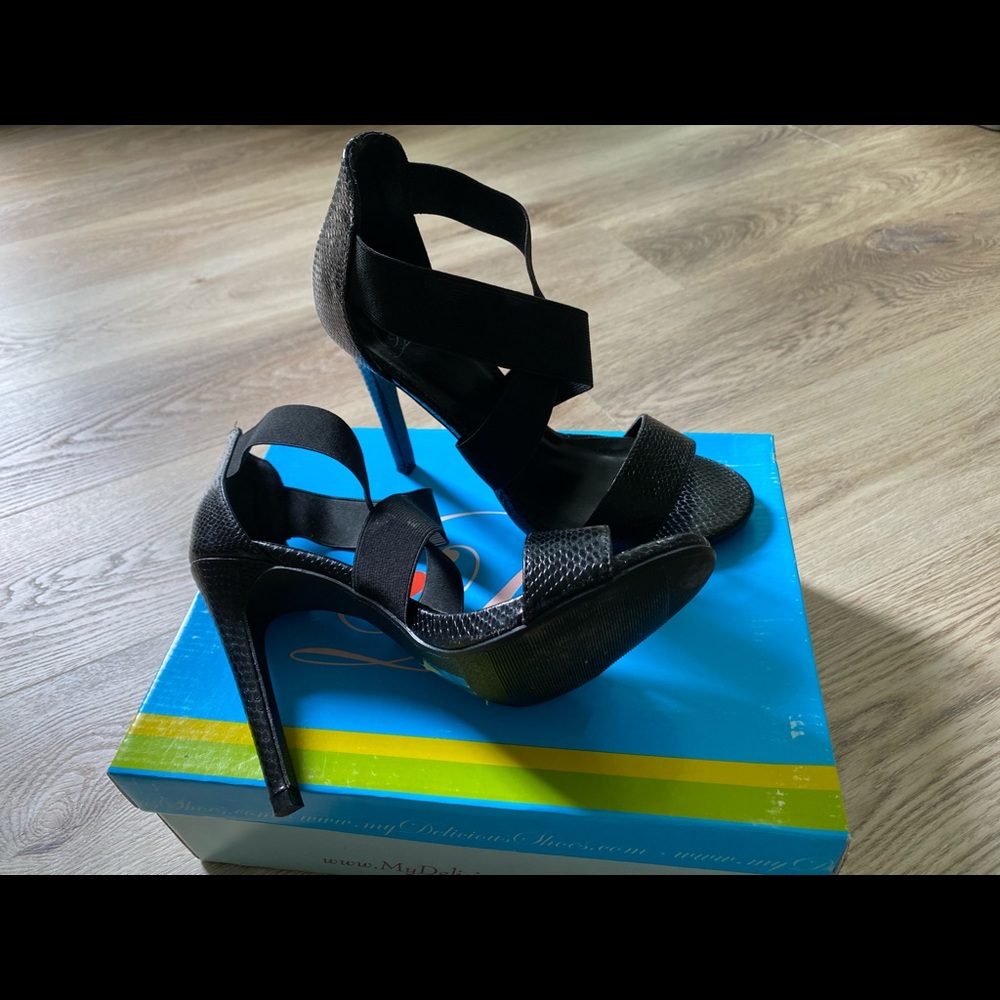 BLACK SNAKE PRINT HEELS